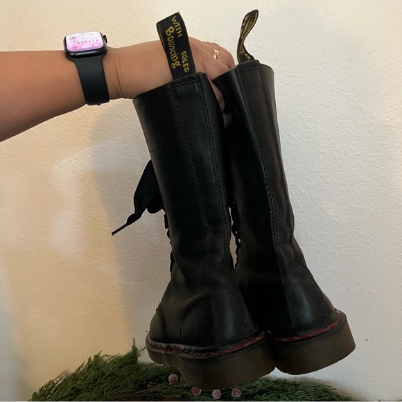 Dr. Martens 1914 Smooth Leather Tall Boots in black with red eyelets ribbon lace - Picture 3 of 10